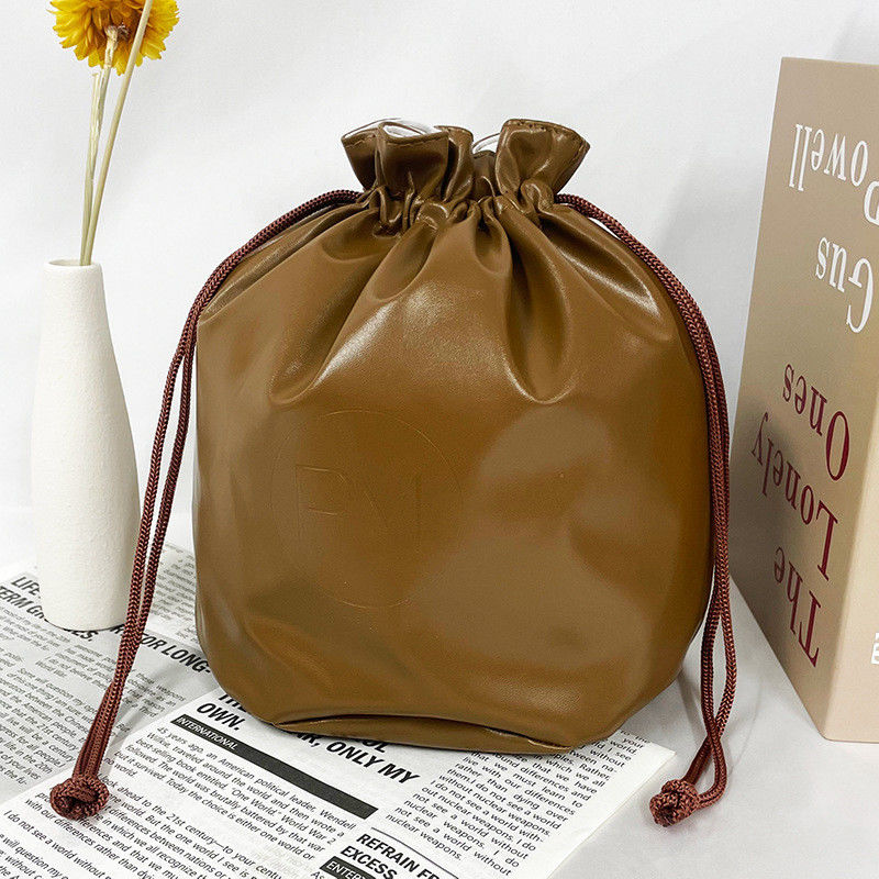 Custom Logo Printed PU Leather Drawstring Bag For Customized Color Cosmetic Packaging (Логотип на заказ, напечатанный PU кожаной сумкой для настройки цветовой косметической упаковки)